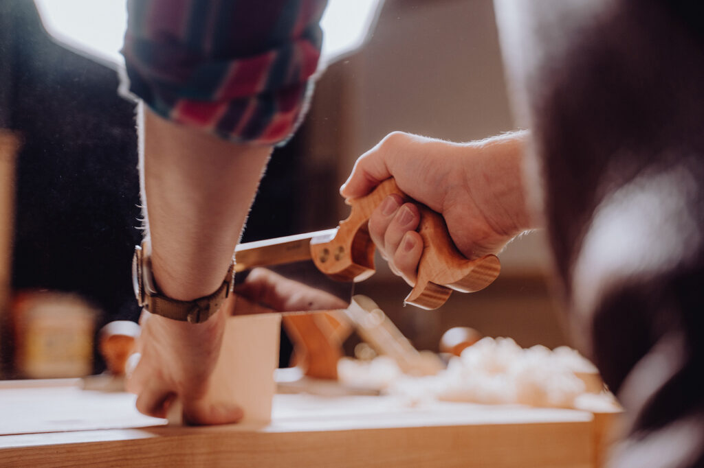 Artisan travaillant le bois